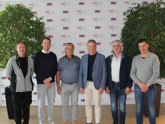 Ein scheidender Obmann und viele Ehrengäste Sechs Männer stehen vor LVHapa und Generation H Hintergrund bei einer Veranstaltung
