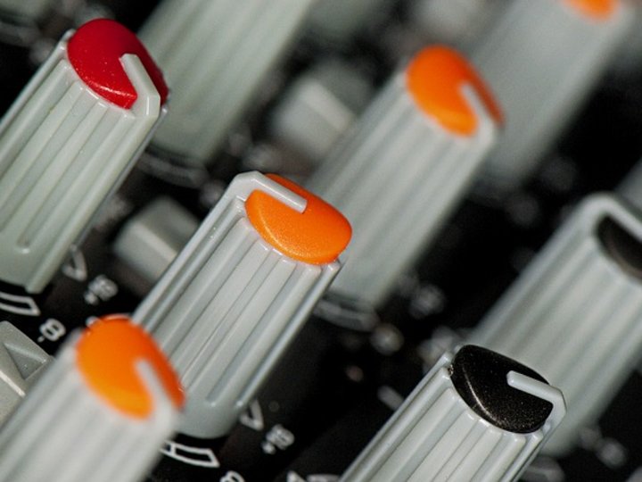 Percorso formativo Pulsanti di un mixer audio con segnalazioni colorate