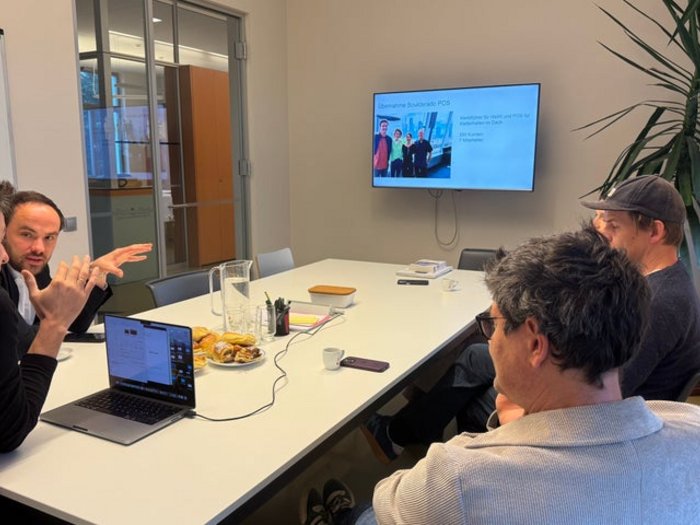 Promozione dell'innovazione: adeguati i criteri d'attuazione Quattro persone in riunione in una sala conferenze con laptop e schermo