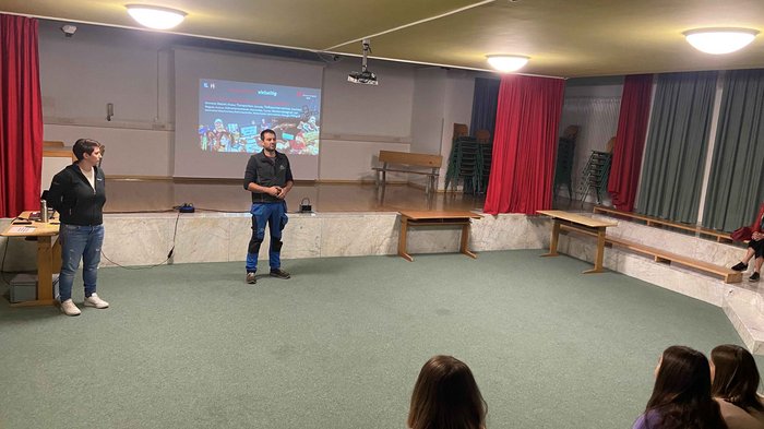 Mittelschule St. Martin in Passeier: Jugendliche entdecken Berufe im Handwerk und Gastgewerbe Menschen sitzen und hören einem Vortrag in einem kleinen Konferenzraum zu