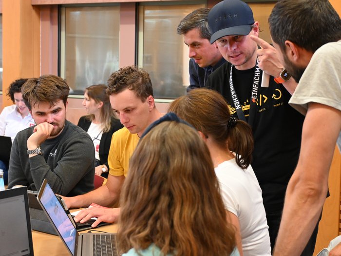 Erste lvh KI-Tage großer Erfolg Gruppe von Menschen arbeitet gemeinsam an Laptops in einem Büro