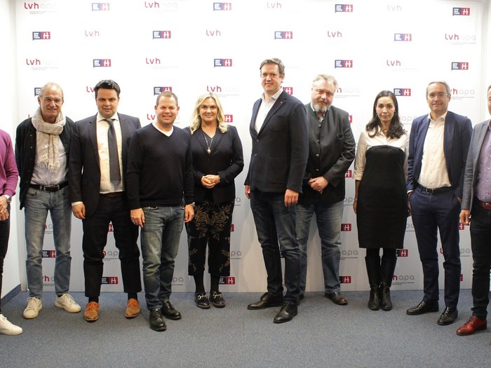 © lvh.apa Gruppe von zehn Personen steht vor Wand mit lvh und Generation H Logos