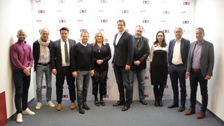 © lvh.apa Gruppe von zehn Personen steht vor Wand mit lvh und Generation H Logos