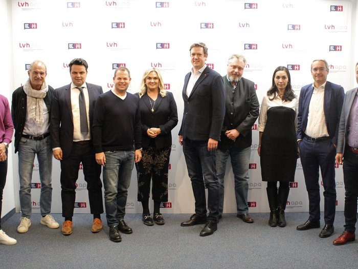 Un confronto di valore nella Casa dell’Artigianato Gruppo di dieci persone davanti a una parete con loghi lvh e Generation H