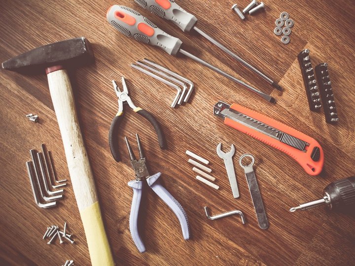 Bruciatoristi Vari strumenti di lavoro disposti su un tavolo di legno