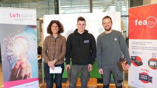 News Drei Personen stehen vor Bannern von lvhapa und fea bei einer Veranstaltung