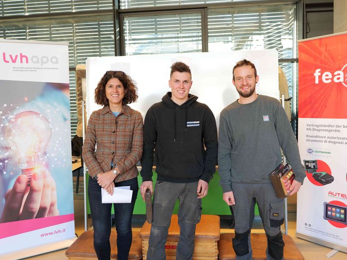 EuroCUP 2024: Südtiroler gewinnt Silber Drei Personen stehen vor Bannern von lvhapa und fea bei einer Veranstaltung