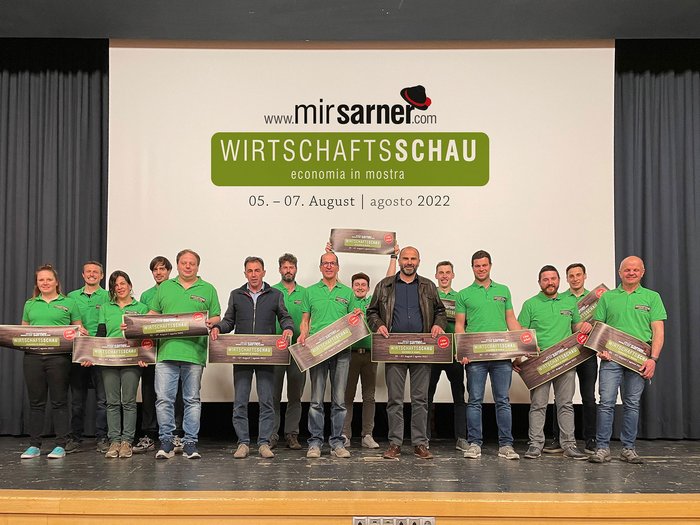 lvh.apa sarà presente alla Mostra dell’Economia della Val Sarentino, in programma dal 5 al 7 agosto 2022 Gruppo di persone con magliette verdi davanti al economina in mostra 2022