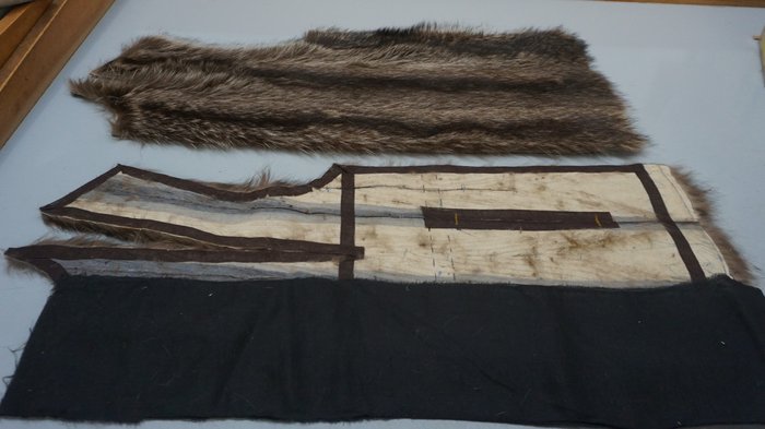 Pellicciai Pezzi di tessuto e pelliccia distesi pronti per essere cuciti