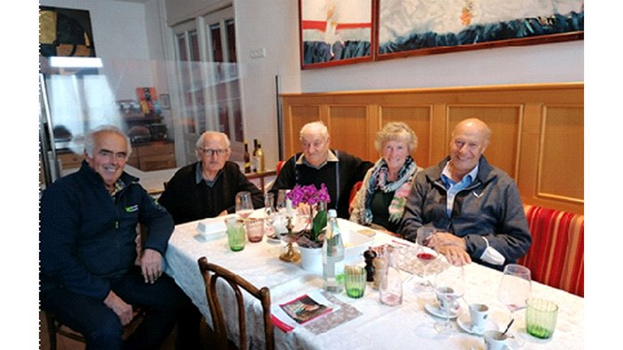 Führungswechsel bei den Althandwerkern im Oberpustertal Fünf ältere Personen sitzen an einem Tisch in einem Café oder Restaurant