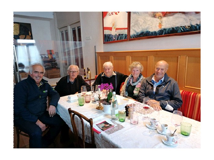 Führungswechsel bei den Althandwerkern im Oberpustertal Fünf ältere Personen sitzen an einem Tisch in einem Café oder Restaurant
