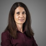 Das lvh-Team Porträt einer Frau mit braunen Haaren vor grauem Hintergrund