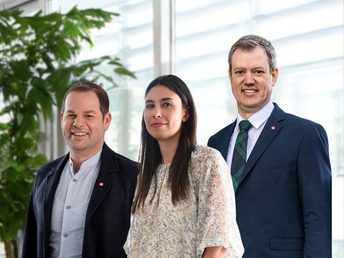 Berufspraktika ab 14 Jahren – lvh fordert Umsetzung Drei lächelnde Personen stehen vor einem Fenster mit Pflanzen im Hintergrund