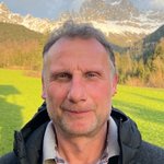 Bozen Land Porträt eines Mannes mit Bergen und Wiesen im Hintergrund