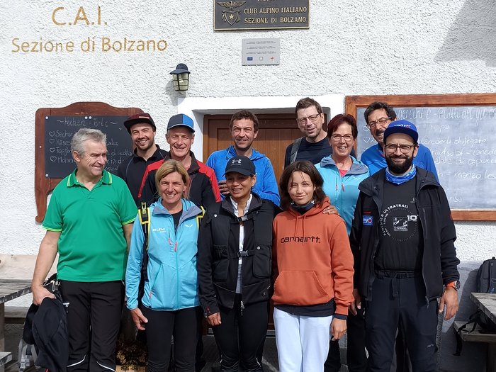 Aktivitäten der Hafner/innen im lvh Gruppe von zehn Personen vor Club Alpino Italiano Hütte in den Bergen