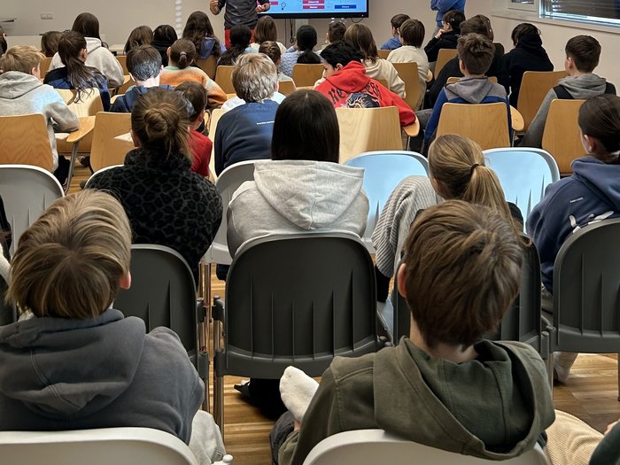 Berufsfindung leicht gemacht Schüler hören Vortrag über Ausbildungswege in Südtirol im Klassenzimmer