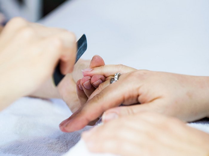 “Ihr nehmt uns den letzten Sauerstoff” Fingernagelpflege bei einer Maniküre im Kosmetikstudio