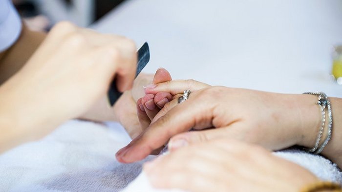 “Ihr nehmt uns den letzten Sauerstoff” Fingernagelpflege bei einer Maniküre im Kosmetikstudio