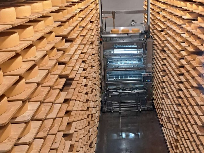 Herbstreise der Althandwerker/innen im lvh: Schweizer Genuss und Panorama pur Automatische Käsevorratslagerung mit zahlreichen Käselaiben auf Holzregalen