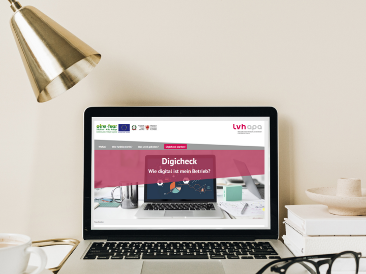 Digitale Lösungen Laptop mit Digicheck Webseite zur digitalen Betriebsbewertung auf einem Schreibtisch