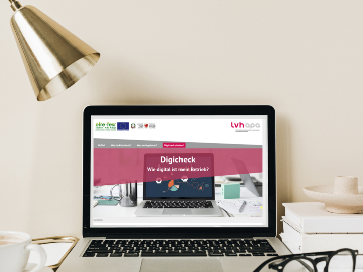 Digitale Lösungen Laptop mit Digicheck Webseite zur digitalen Betriebsbewertung auf einem Schreibtisch