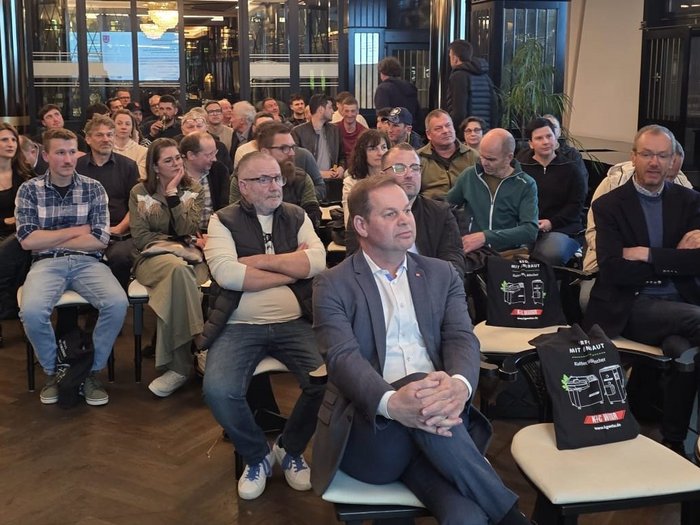 Macellai a confronto: formazione, macelli e prospettive future Gruppo di persone sedute in una sala conferenze che ascoltano attentamente