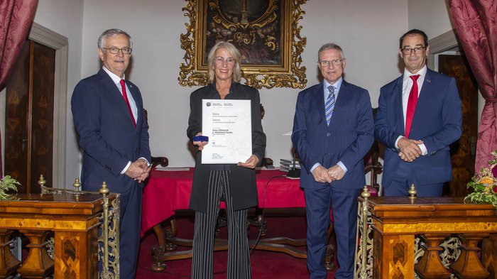 Südtiroler Wirtschaftspreis 2023: 6 Handwerksbetriebe des lvh ausgezeichnet Vier Personen bei Preisverleihung in feierlichem Raum, eine Frau hält Urkunde