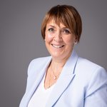 Das lvh-Team Porträt einer lächelnden Frau mit kurzem braunem Haar und hellblauem Blazer