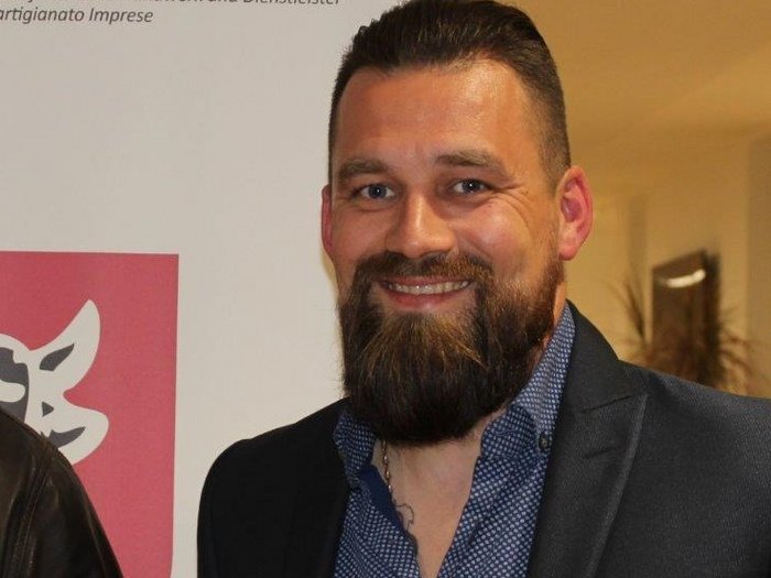 Klare Regeln für Hausschlachtungen Mann mit Bart lächelt vor Wirtschaftsbanner lvhapa