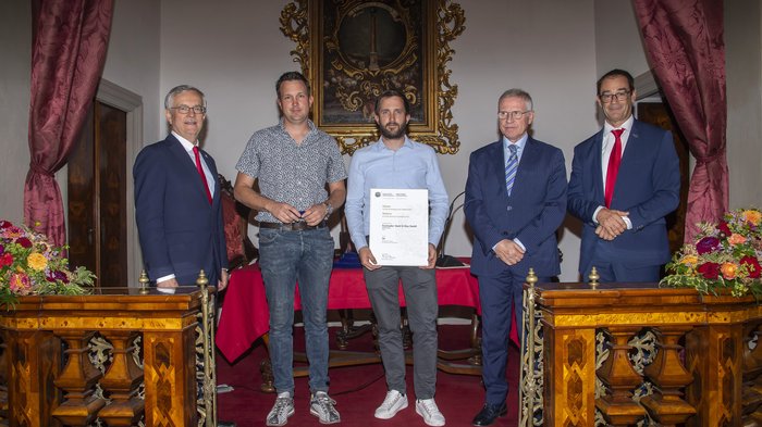 Südtiroler Wirtschaftspreis 2023: 6 Handwerksbetriebe des lvh ausgezeichnet Fünf Männer bei einer Auszeichnung in einem prachtvollen Raum mit rotem Teppich