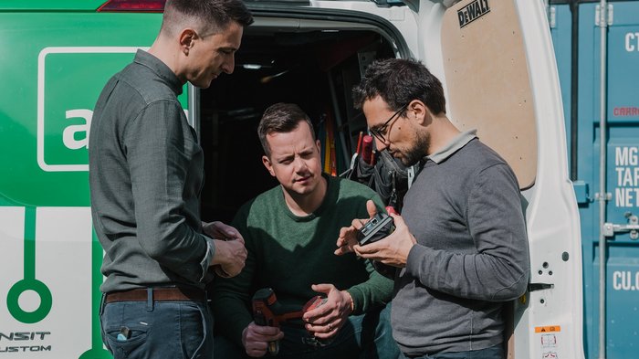 Start-up Receptic sagt Werkzeug-Verlust den Kampf an Drei Männer besprechen Werkzeuge vor einem Fahrzeug mit offenem Kofferraum