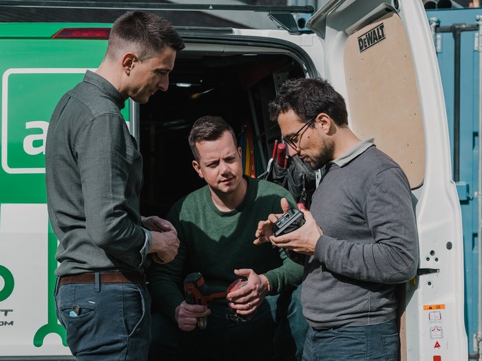 Start-up Receptic sagt Werkzeug-Verlust den Kampf an Drei Männer besprechen Werkzeuge vor einem Fahrzeug mit offenem Kofferraum