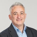 Bozen Land Porträt eines lächelnden älteren Mannes mit grauen Haaren in einem Blazer