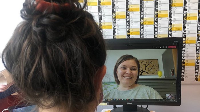 Beim Homeschooling standen das Handwerk und das Hotel- und Gastgewerbe im Fokus Frau sieht sich an einem Schreibtisch ein Videogespräch auf dem Monitor an