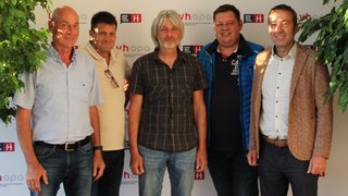 News Fünf Männer stehen vor einem LVH APA Hintergrund mit Pflanzen links und rechts