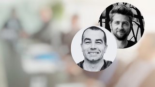 News Zwei lächelnde Männer in schwarz-weiß Porträts vor unscharfem Hintergrund