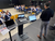 Uomo fa presentazione davanti a un pubblico seduto in una sala conferenze