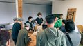 „Anpacken und Gewinnen“ – Eppans erster Handwerksparkour begeistert! Gruppe von Jugendlichen, die an einem Tisch im Workshop Elektroarbeiten durchführen