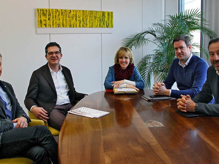 Regionale Wirtschaftskreisläufe stärken Fünf Personen sitzen um einen Holztisch in einem Besprechungsraum