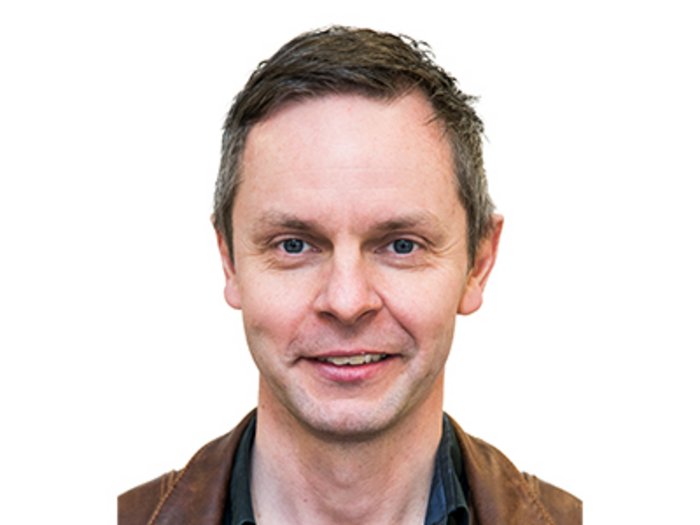 Gemeinderatswahlen 2020: Handwerker vertreten Wirtschaft und Gesellschaft Porträt eines lächelnden Mannes mit brauner Jacke vor weißem Hintergrund