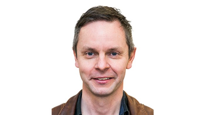 Gemeinderatswahlen 2020: Handwerker vertreten Wirtschaft und Gesellschaft Porträt eines lächelnden Mannes mit brauner Jacke vor weißem Hintergrund