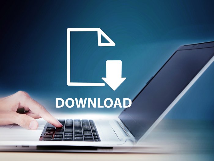 Kursdiplome: schneller und einfacher Zugang Hand tippt auf Laptop-Tastatur mit Download-Symbol auf Bildschirm