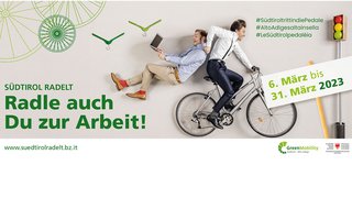 News Zwei Männer, einer fährt Fahrrad, der andere sitzt lachend auf dem Gepäckträger