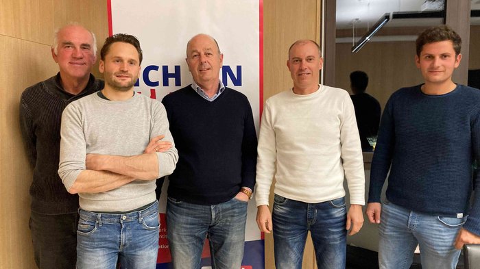 „Handwerker/innen sind Problemlöser“ Fünf Männer stehen vor einem Banner in einem Raum