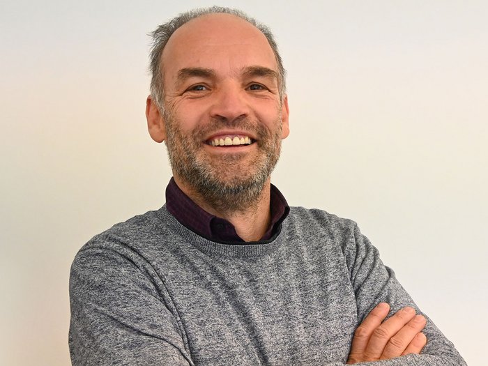 Traffico bloccato sull’asse del Brennero: “Servono subito soluzioni praticabili!” Uomo sorridente con maglione grigio su sfondo bianco