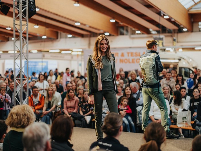 Gran successo della Fiera dell’Economia della Val d‘Isarco: circa 20.000 visitatori entusiasti Donna e uomo che indossano abbigliamento outdoor in una sfilata davanti al pubblico