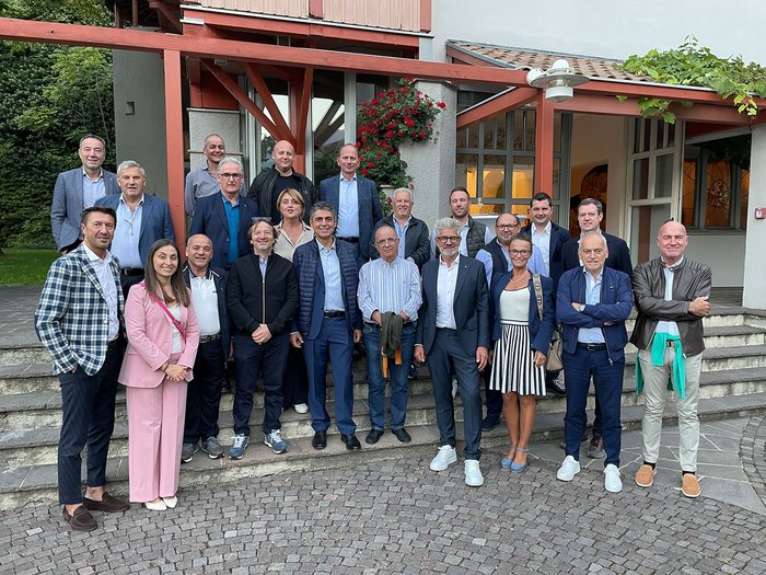 Zu Besuch in Bozen Gruppenbild von 22 Personen vor einem Gebäude mit rotem Holzvordach