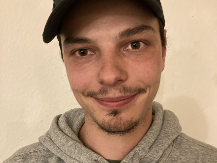 Neue Führung der Handwerker in Martell Junger Mann mit grauem Hoodie und schwarzer Kappe mit Aufschrift