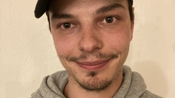 Neue Führung der Handwerker in Martell Junger Mann mit grauem Hoodie und schwarzer Kappe mit Aufschrift