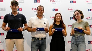 News Vier Personen halten blaue Etuis vor einer lvhapa und Generation H Wand